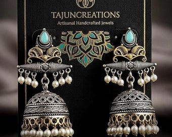 Exquisiter zweifarbiger türkisfarbener Jhumkas | Die ethnischen Ohrringe sind oxidiert & Gold Fusion