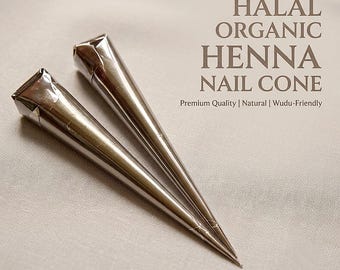 Könnte beinhalten: Zwei metallisch silberne Henna-Nagelkegel mit dem Text HALAL ORGANIC HENNA NAIL CONE und Premium Quality | Natural | Wudu-Friendly. Die Kegel sind spitz zulaufend, glatt und reflektierend, mit einem versiegelten Ende und einer feinen Spitze.