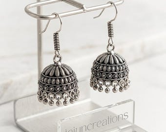 Elegantes pendientes Jhumka de plata oxidada con detalle de cascabeles