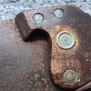 Op de afbeelding: Set van drie keramische mokken met een gespikkelde, matte afwerking. De mokken zijn in crème, lichtbruin en donkerbruin. Elke mok heeft een eenvoudig, minimalistisch ontwerp.