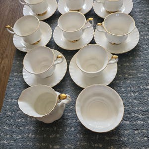 A superb set of vintage  Royal Albert  Val d'or  tea cups  and sugar  bowl.