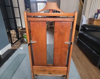 En superb vintage butlerbänk för gentlemän. Tillverkad i Italien. Säljs av HARRODS. Fratelli Regutti.