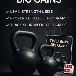 Puede incluir: Imagen de dos pesas rusas negras, una grande y otra pequeña, con el texto "TWO BELLS, BIG GAINS" en la parte superior. La imagen también incluye el texto "LEAN STRENGTH & SIZE", "PROVEN KETTLEBELL PROGRAM" y "TRACK YOUR WEEKLY PROGRESS". También se incluye una guía digital y rastreadores de entrenamiento.