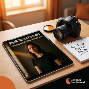 Op de afbeelding: Een digitale camera met lens, een tablet met "Small-Space Portraits" en een notitieblok met "30+ Page Digital Guide" liggen op een houten oppervlak. Een cirkelvormig oranje filter ligt bij de camera. De tablet toont een vrouw in een zwart shirt.