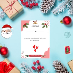 Peut inclure: Une carte de vœux sur le thème de Noël avec le mot "CHRISTMAS" et le texte "Have fun - and Happy New Year trivia playing !" sur un fond bleu clair. La carte est décorée de houx, de rennes et de cœurs. Des ornements et des cadeaux de Noël entourent la carte.