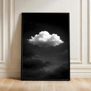Cuadro de una sola nube blanca, fotografía minimalista de naturaleza en blanco y negro, póster de cielo oscuro y melancólico, decoración zen etérea, descarga digital.