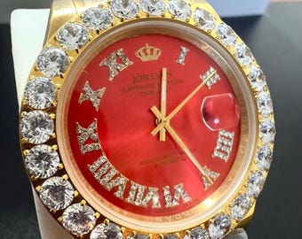 Reloj Jordan de lujo con cristales dorados, esfera roja y diseño llamativo