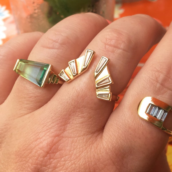 Anello Sunray, anello a fascia curva regolabile, anello con pietra preziosa baguette in oro, anello aperto, anello importante in oro, anello Art Déco, anello ad arco