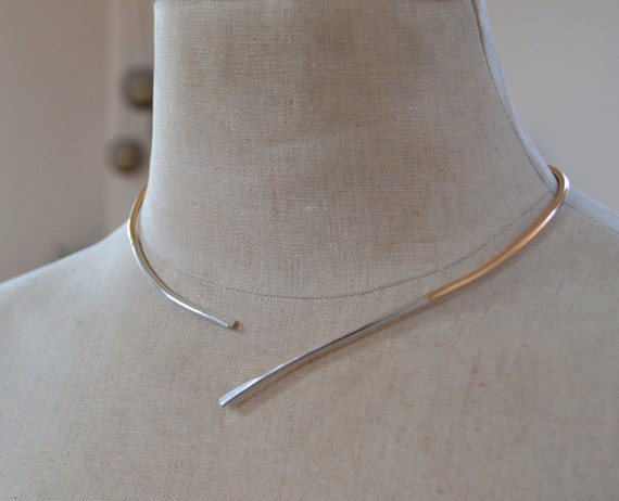 collier ras de cou ouvert sur le devant collier ras de cou ouvert sur le devant