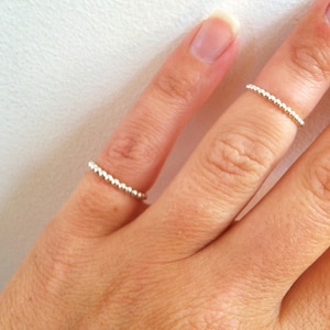 Stapelring met sterlingzilveren kralen, minimale zilveren ring, zilveren stapelring, getextureerde zilveren band