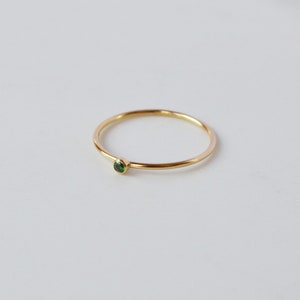 Zierliche Smaragd Ring, Winzig Gold Edelstein Stapelring, Mai Geburtsstein Ring, Minimalistischer Gold filled Grüner Stein Ring
