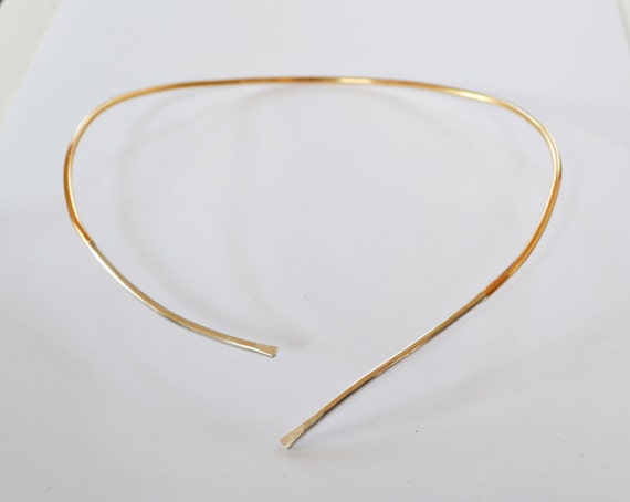 collier ras de cou ouvert sur le devant collier ras de cou ouvert sur le devant
