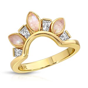Puede incluir: Un anillo de oro con un diseño de arco curvo. El anillo está adornado con una fila de cinco gemas de piedra lunar en forma de pera y cinco diamantes de talla baguette.