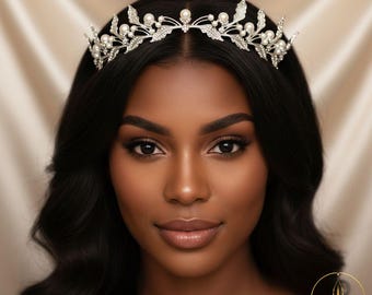 Tiara nupcial de perlas, tocado de boda de perlas, corona de pelo de cristal botánico, elegante tiara de novia, accesorio clásico para boda real.