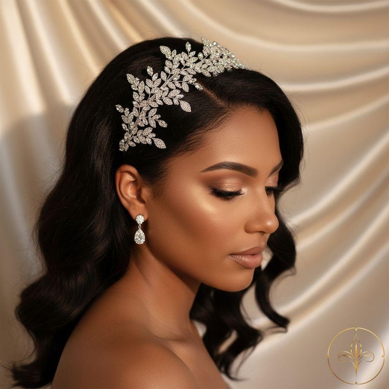 Diadema de novia con circonitas de cristal, tiara de boda plateada con diamantes de imitación, elegante tocado de novia para el cabello de la novia. imagen 1