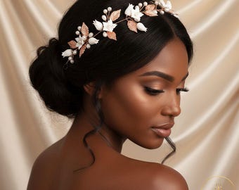 Enredadera para el cabello de novia con flores de porcelana y perlas, tocado botánico dorado para boda, delicado accesorio floral para el cabello.