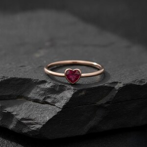Heart Ring, Ruby Heart Ring, Ruby Engagement Ring, Gold Heart Ring, Heart Shaped Ruby Ring, Stacking Ring, July Birthstone, Anniversary Ring imagen 7