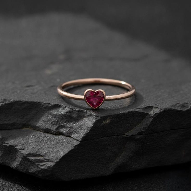 Heart Ring, Ruby Heart Ring, Ruby Engagement Ring, Gold Heart Ring, Heart Shaped Ruby Ring, Stacking Ring, July Birthstone, Anniversary Ring imagen 7