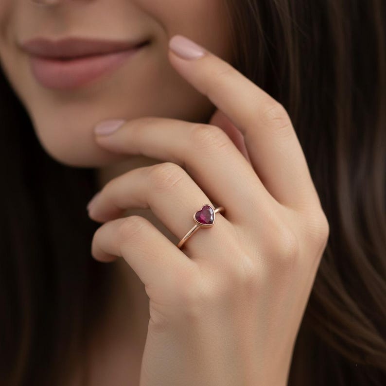 Heart Ring, Ruby Heart Ring, Ruby Engagement Ring, Gold Heart Ring, Heart Shaped Ruby Ring, Stacking Ring, July Birthstone, Anniversary Ring imagen 6