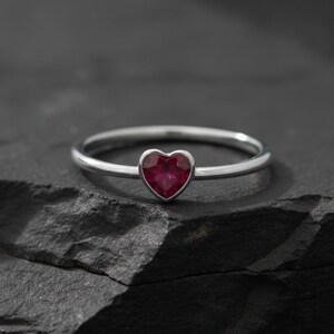 Heart Ring, Ruby Heart Ring, Ruby Engagement Ring, Gold Heart Ring, Heart Shaped Ruby Ring, Stacking Ring, July Birthstone, Anniversary Ring Plata