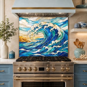 Puede incluir: Un salpicadero de cocina con un mural estilo vidriera de una gran ola oceánica en tonos azul profundo, turquesa y blanco, con un horizonte dorado. La obra de arte está situada detrás de una cocina de gas de acero inoxidable.