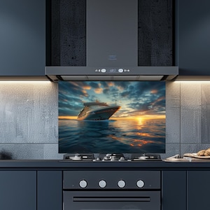 Op de afbeelding: Decoratieve keukenachterwand met een cruiseschip dat bij zonsondergang op de oceaan vaart. De afbeelding toont een groot cruiseschip met meerdere dekken tegen een achtergrond van een levendige oranje en blauwe lucht.