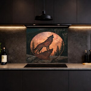 Puede incluir: Arte mural de metal que representa la silueta de un lobo aullando contra un atardecer. La obra de arte circular muestra un lobo detallado sobre una superficie rocosa, con un fondo de bosque y un cielo ardiente. Ideal para la decoración de paredes.