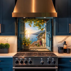 Könnte beinhalten: Eine Küchenrückwand mit einem aufgedruckten Motiv eines offenen Fensters mit blauen Fensterläden, das den Blick auf eine mediterrane Küstenstadt bei Sonnenuntergang freigibt, mit einem Zitronenbäumchen im Topf und einem Segelboot.