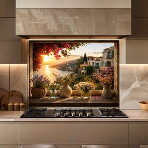 Könnte beinhalten: Ein Küchenrückwand-Wandbild mit einer mediterranen Küstenszene, Sonnenuntergang über dem Meer, Steingebäuden und leuchtenden Bougainvilleen. Vier Vasen mit Lavendel, Grünpflanzen, Gänseblümchen und rosa Blumen stehen auf einem Holzbrett.