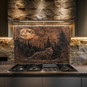 Puede incluir: Un protector contra salpicaduras de metal color cobre con un relieve detallado de un lobo aullando en un bosque bajo la luna llena. La obra de arte presenta árboles estilizados y un cielo nocturno, creando una escena rústica inspirada en la naturaleza.