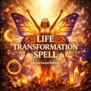 Op de afbeelding: Een digitale kunstafbeelding met een vrouw met vlindervleugels, armen omhoog en de tekst "LIFE TRANSFORMATION SPELL". De afbeelding heeft een warm kleurenpalet met goud, oranje en paarse tinten, en bevat vlinders, kristallen en een maan.