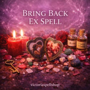Könnte beinhalten: Bild mit dem Text "BRING BACK EX SPELL". Das Bild zeigt zwei brennende rote Kerzen, herzförmige Medaillons mit Fotos, kleine Flaschen mit der Aufschrift "Rose" und "Ylang Ylang" und einen goldenen Schlüssel. Rosenblätter und Kristalle sind verstreut.