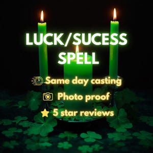 Może przedstawiać: Trzy zielone świece z zapalonymi płomieniami na ciemnym tle. Tekst głosi LUCK/SUCESS SPELL, Same day casting, Photo proof oraz 5 star reviews. Zielone liście koniczyny są rozrzucone wokół podstawy świec w tej kompozycji.