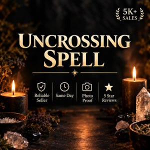Peut inclure: Le texte Uncrossing Spell est écrit en lettres dorées au-dessus d'icônes pour un vendeur fiable, service le jour même, preuve photo et avis 5 étoiles. Deux bougies noires allumées, des cristaux clairs et des bols sombres sont disposés.