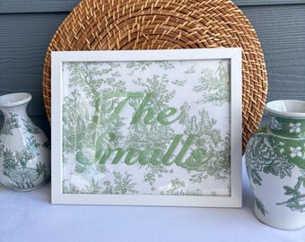 Spersonalizowana pamiątkowa haftowana nazwa rodziny | Ręcznie robiona dekoracja ślubna | Niestandardowa ramka na zdjęcia z haftowanym nazwiskiem | Pamiątka ślubna