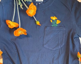 Kalifornische Mohnblume besticktes Unisex-Baumwollmohn-Shirt - Taschen-T-Shirt - Komfortfarben - Rundhalsausschnitt, besticktes Taschen-T-Shirt - Besticktes Hemd