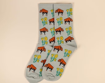 Men&#39;s Gray Buffalo Poppy Cotton Socks: Comfortable Animal Print Footwear for California Style