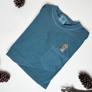 Camiseta unisex de algodón con bolsillo y bordado de búho cornudo - Comfort Colors