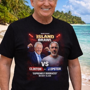 Może przedstawiać: Czarny t-shirt z grafiką promującą walkę bokserską między Clintonem i J. Epsteinem, zatytułowaną "Island Brawl". Koszulka zawiera wizerunki obu mężczyzn oraz frazę "Supremely Disgraced" w sekcji kategorii wagowej. Tło to scena na plaży.