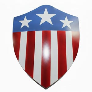 Op de afbeelding: Een schildvormig object met een blauw bovenste gedeelte met drie witte sterren. Het onderste gedeelte heeft rode en witte verticale strepen. Het schild heeft een glanzende afwerking en staat tegen een witte achtergrond.