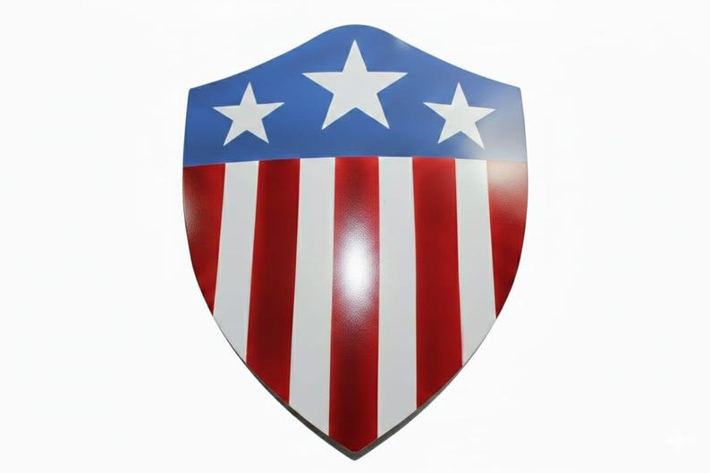 Op de afbeelding: Een schildvormig object met een blauw bovenste gedeelte met drie witte sterren. Het onderste gedeelte heeft rode en witte verticale strepen. Het schild heeft een glanzende afwerking en staat tegen een witte achtergrond.