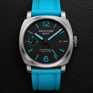 Op de afbeelding: Een zilverkleurig polshorloge met een zwarte wijzerplaat en turquoise accenten. Het horloge heeft een turquoise band, een datumweergave en de tekst "SEAKOSS GMT AUTOMAT 100m/200m". Het horloge heeft een vierkante kast en een getextureerde kroon.
