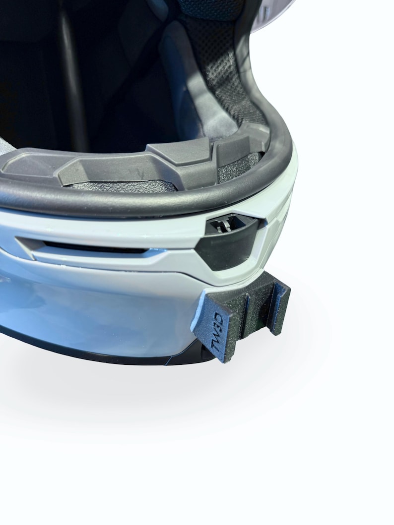 Peut inclure: Gros plan d'un casque de moto blanc avec un int&eacute;rieur noir et un support de montage noir. Le support porte l'inscription "TW3D".