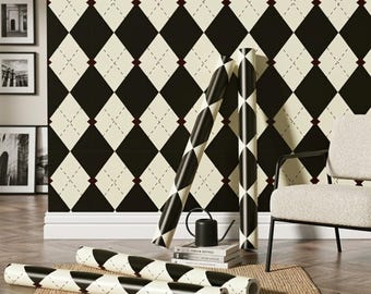 Puede incluir: Rollos de papel pintado con un patrón de rombos en negro y crema con finas líneas discontinuas. Los rollos se muestran tanto en posición vertical como tumbados sobre una alfombra texturizada, exhibiendo el diseño de rombos de la pared.