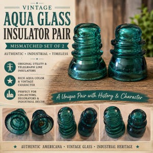 Könnte beinhalten: Ein Paar vintage Isolatoren aus aquafarbenem Glas mit ungleichem Design. Diese industriellen Komponenten für Versorgungs- und Telegrafenleitungen haben eine satte blaugrüne Farbe, eine abgerundete Oberseite und eine breite Basis. Der Text lautet VINTAGE AQUA GLASS INSULATOR PAIR.