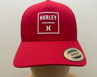 Hurley röd snapback-keps med vit logotyp | Justerbar truckerkeps | Unisex streetwear-basebollkeps | Casual vardagskeps