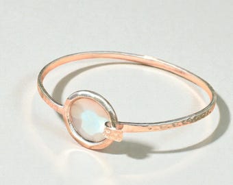 Brazalete circular minimalista de plata de ley con cierre de lazo abierto
