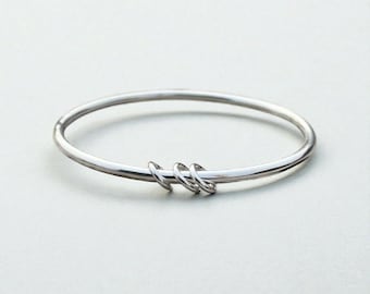 Brazalete de plata de ley hecho a mano con anillos, joyería moderna para apilar.