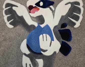 Tappeto fatto a mano con uccello guardiano dell'oceano / Tappeto trapuntato con creatura alata fantastica / Tappeto di grande impatto blu e bianco / Decorazione personalizzata ispirata agli anime