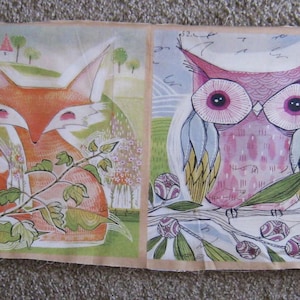 Op de afbeelding: Stoffpaneel met vier geïllustreerde vierkanten. De vierkanten tonen een bloemstuk, een vos, een roze uil en een eekhoorn met een eikel. Het kunstwerk heeft een aquarel stijl met zachte kleuren en natuurthema's.